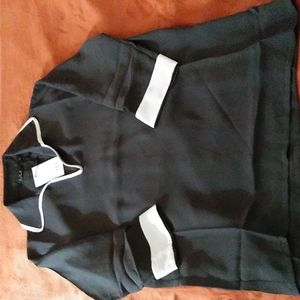 Summer blouse that looks more like a large. Tag says xml. But it looks more med-